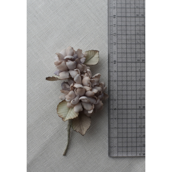 【布花】二朶の紫陽花のコサージュ（ベージュパープル） 6枚目の画像