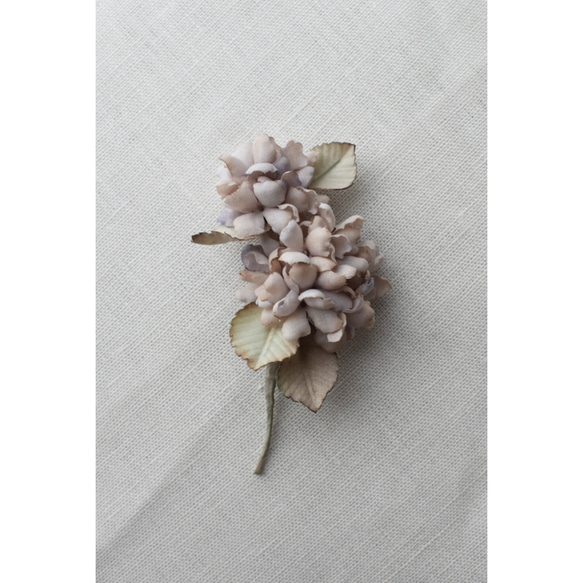 【布花】二朶の紫陽花のコサージュ（ベージュパープル） 3枚目の画像