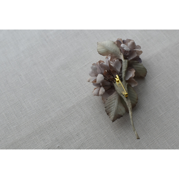 【布花】二朶の紫陽花のコサージュ（ベージュパープル） 7枚目の画像