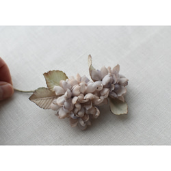 【布花】二朶の紫陽花のコサージュ（ベージュパープル） 4枚目の画像