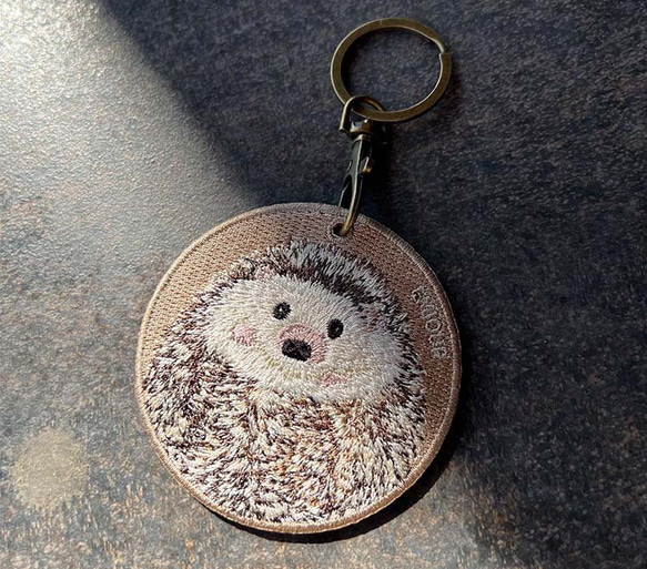 キーホルダー 刺繍 動物 アニマル チャーム ハリネズミ キーリング グッズ ギフト プレゼント ベージュ or-049 1枚目の画像