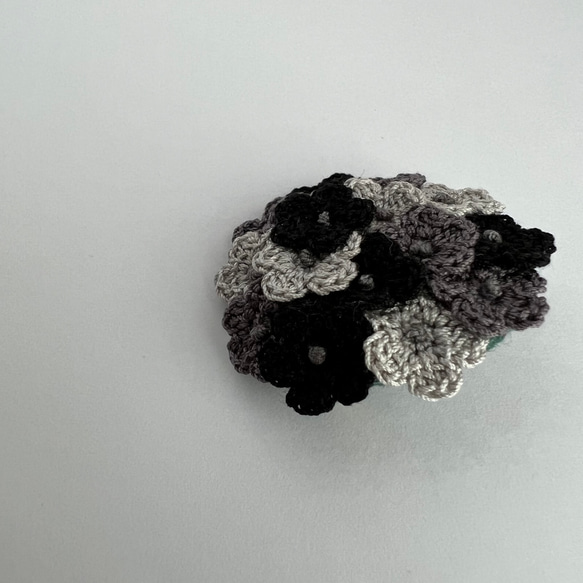 小さな小さなお花のブローチ レース編み モノトーン　黒系 2枚目の画像