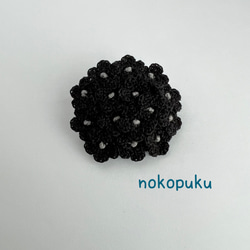 小さな小さなお花のブローチ レース編み 単色ブラック 1枚目の画像