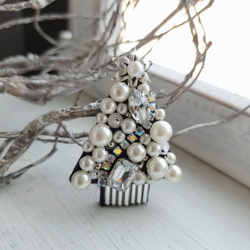 ネイビーホワイトのクリスマスツリー*ビーズ刺繍ブローチ 4枚目の画像