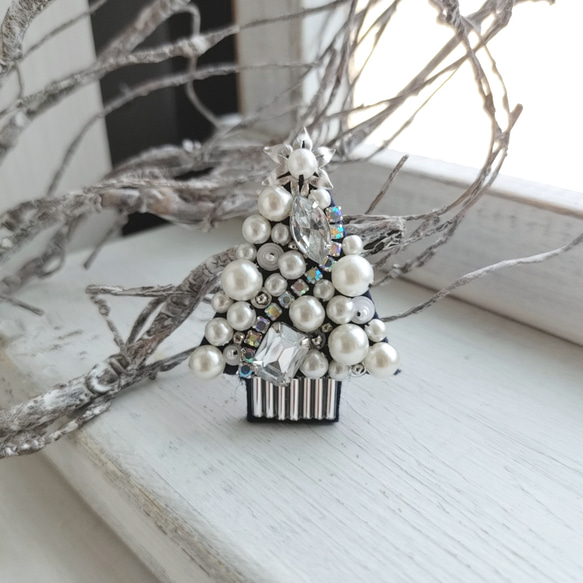 ネイビーホワイトのクリスマスツリー*ビーズ刺繍ブローチ 1枚目の画像