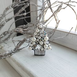 ネイビーホワイトのクリスマスツリー*ビーズ刺繍ブローチ 2枚目の画像