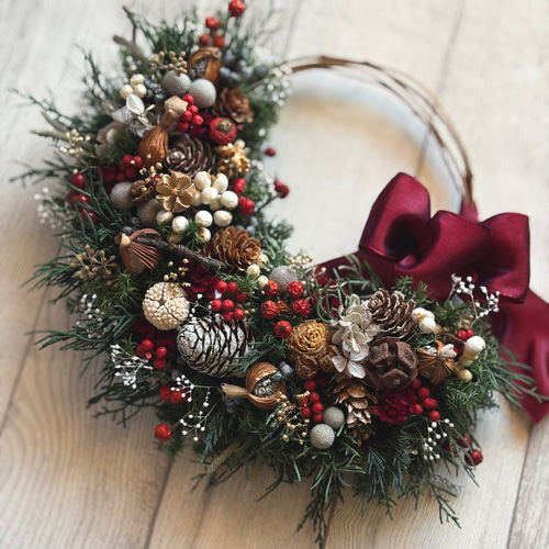 たっぷり木の実とグリーンの小さなクロワッサンリース《プリザーブド