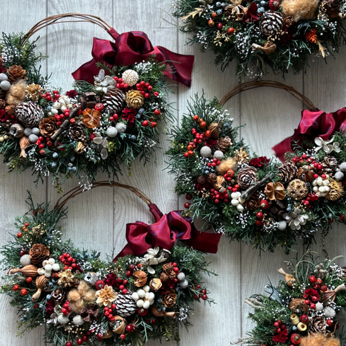 たっぷり木の実とグリーンの小さなクロワッサンリース《プリザーブド