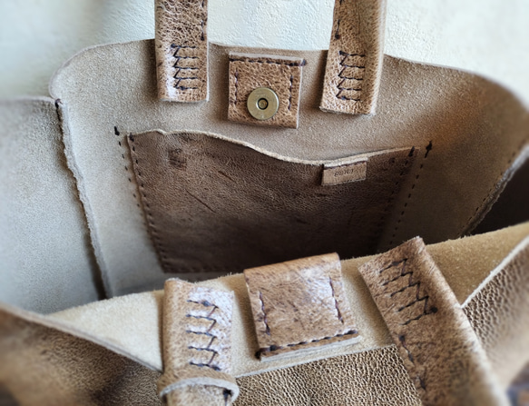 【T.K様専用】外ポケット取り付け　一枚革仕立てのsimple tote　ベージュブラウン　kudu leather 4枚目の画像