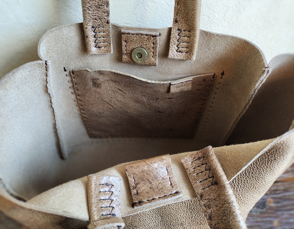【T.K様専用】外ポケット取り付け　一枚革仕立てのsimple tote　ベージュブラウン　kudu leather 5枚目の画像
