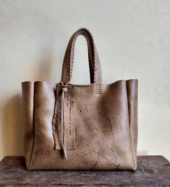 【T.K様専用】外ポケット取り付け　一枚革仕立てのsimple tote　ベージュブラウン　kudu leather 3枚目の画像