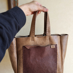 【T.K様専用】外ポケット取り付け　一枚革仕立てのsimple tote　ベージュブラウン　kudu leather 7枚目の画像