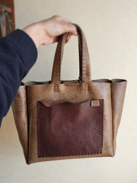 【T.K様専用】外ポケット取り付け　一枚革仕立てのsimple tote　ベージュブラウン　kudu leather 6枚目の画像