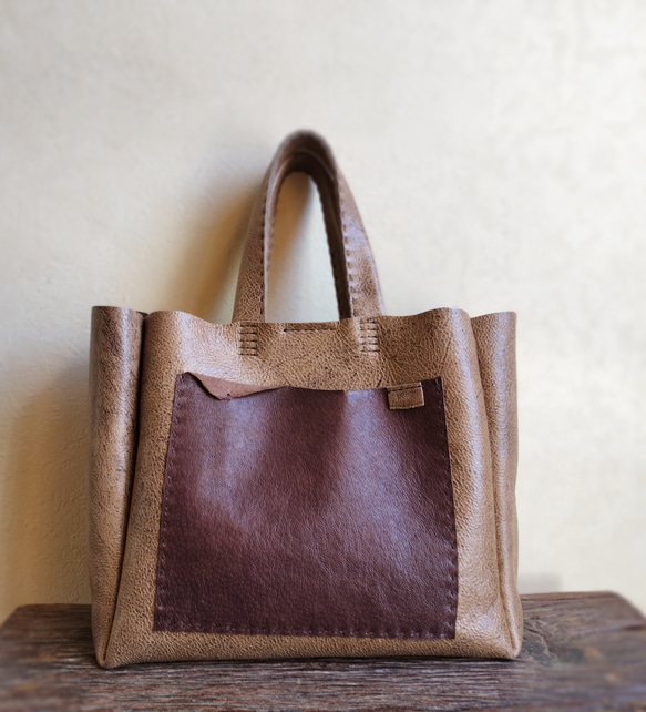 【T.K様専用】外ポケット取り付け　一枚革仕立てのsimple tote　ベージュブラウン　kudu leather 1枚目の画像