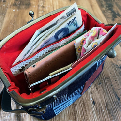 児島デニムのちょっと大きめがま口財布　これ一つでお出かけ可能♪パッチ柄 5枚目の画像