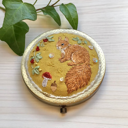 リス　ミラー　手鏡　ハンドメイド　リボン　手刺繍　刺繍　プレゼント　ギフト　木苺 2枚目の画像