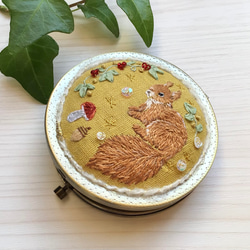 リス　ミラー　手鏡　ハンドメイド　リボン　手刺繍　刺繍　プレゼント　ギフト　木苺 4枚目の画像