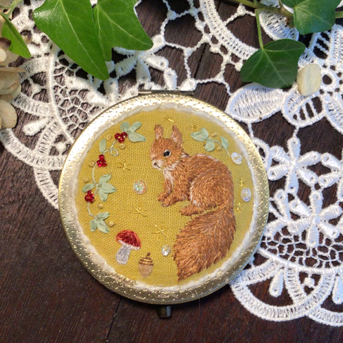 リス ミラー 手鏡 ハンドメイド リボン 手刺繍 刺繍 プレゼント