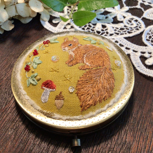 リス ミラー 手鏡 ハンドメイド リボン 手刺繍 刺繍 プレゼント