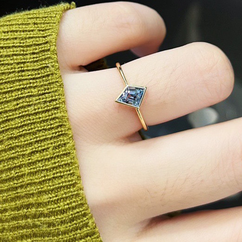 K18YG 天然 スピネル 白水晶彫刻 花びらモチーフリング 18金