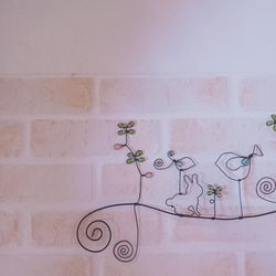 幸せを呼ぶ四つ葉のクローバーとうさぎちゃんと鳥さんのほんわか親子　ワイヤーアート 2枚目の画像