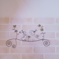 幸せを呼ぶ四つ葉のクローバーとうさぎちゃんと鳥さんのほんわか親子　ワイヤーアート 1枚目の画像