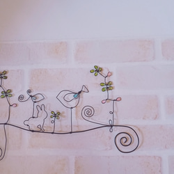 幸せを呼ぶ四つ葉のクローバーとうさぎちゃんと鳥さんのほんわか親子　ワイヤーアート 3枚目の画像