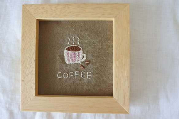 コーヒーと豆。　ミニ刺繍フレーム　壁掛け　ももいろ✕しろ 2枚目の画像