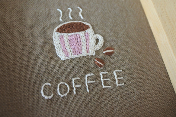 コーヒーと豆。　ミニ刺繍フレーム　壁掛け　ももいろ✕しろ 4枚目の画像