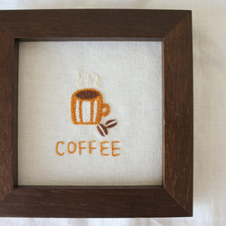 コーヒーと豆。　ミニ刺繍フレーム　壁掛け　やまぶきいろ✕しろ 2枚目の画像