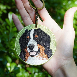 キーホルダー 犬 刺繍 バーニーズマウンテンドッグ 動物 愛犬 プレゼント ギフト 両面 ストラップ or-030 1枚目の画像