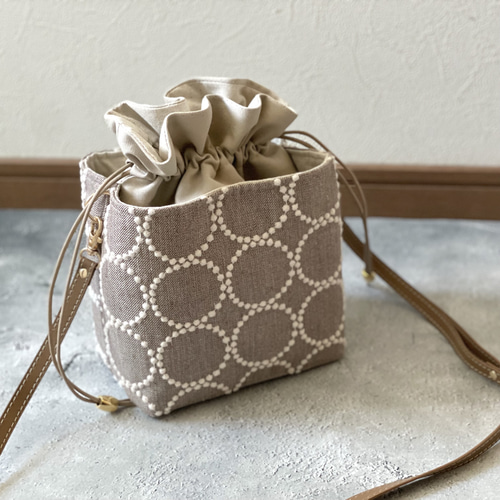 ⚮̈ミナペルホネン tambourine ベージュ ネリオバッグ あおり巾着  