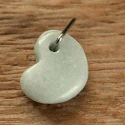 糸魚川翡翠勾玉 M09572 21.8mm*20mm*5mm 糸魚川産 ひすい 勾玉 お守り