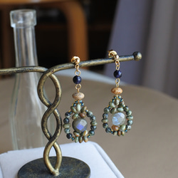 ラブラドライト ラウンドカービングピアス ブルーシラー抜群の大粒ラブラドライトカービングのしゃらしゃらピアス