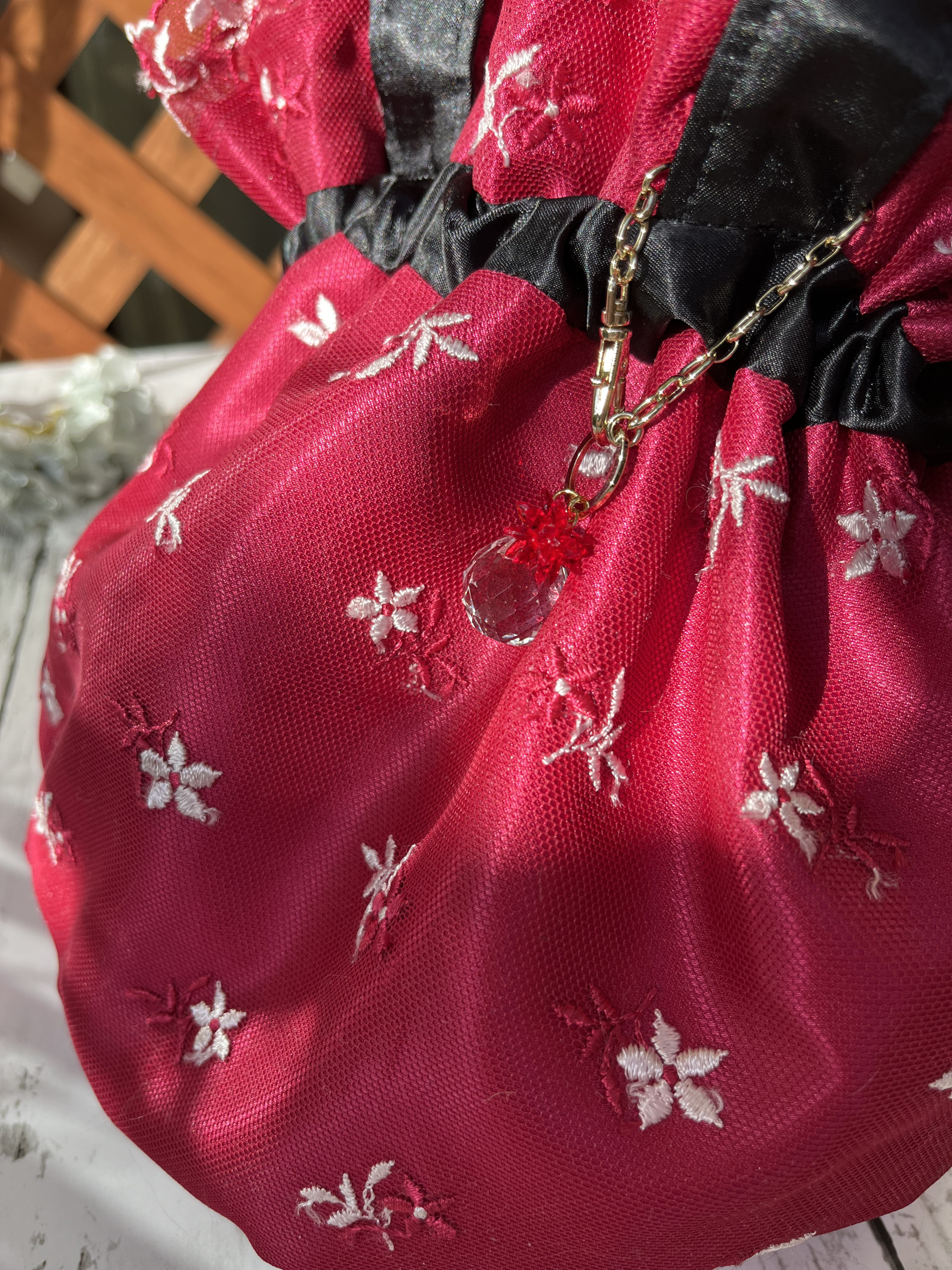 ＊Dress&spice＊レース巾着丸底バッグ　内側サテン　取り外し可能チャーム付き　レッドカラー