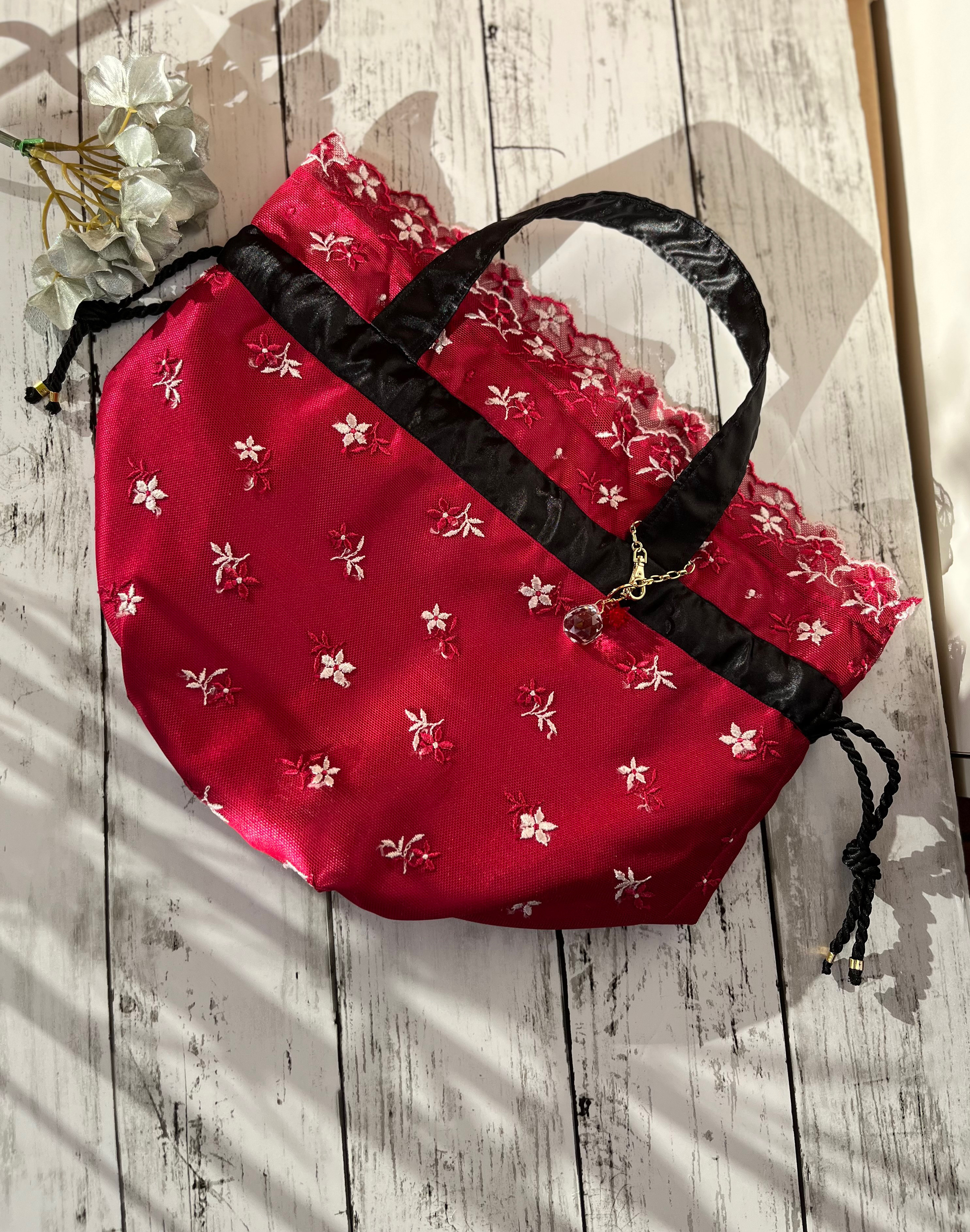 ＊Dress&spice＊レース巾着丸底バッグ　内側サテン　取り外し可能チャーム付き　レッドカラー