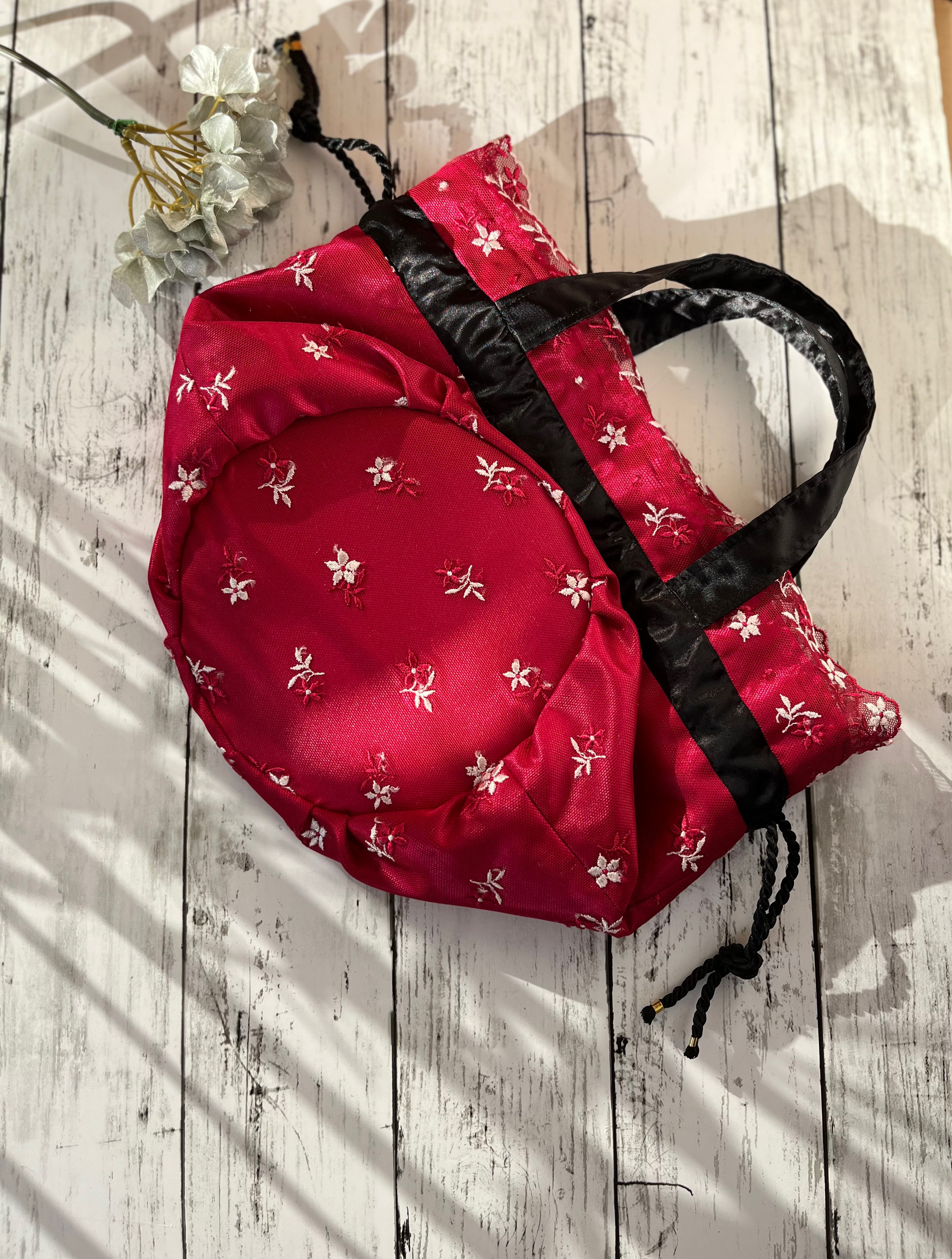 ＊Dress&spice＊レース巾着丸底バッグ　内側サテン　取り外し可能チャーム付き　レッドカラー