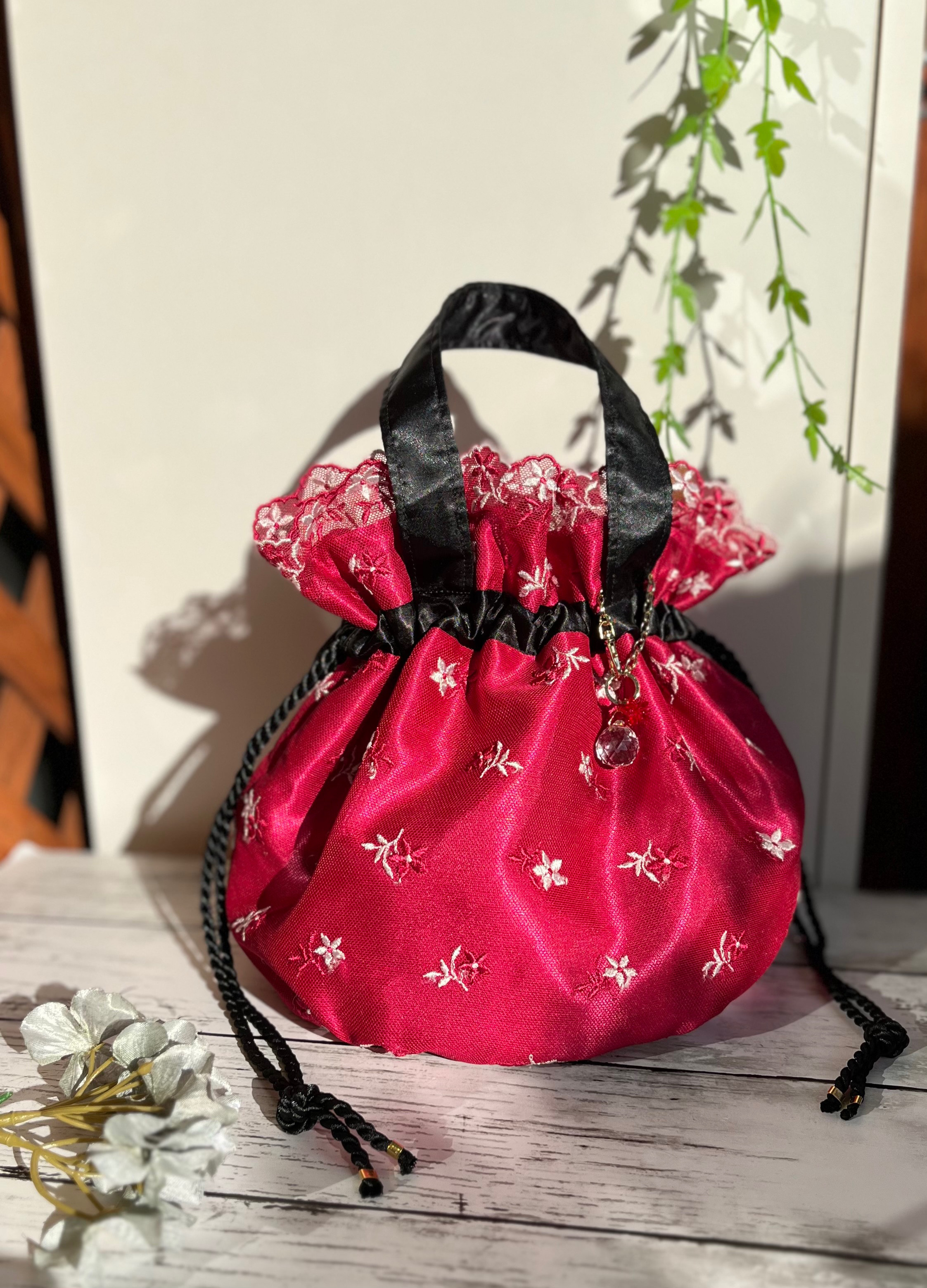 ＊Dress&spice＊レース巾着丸底バッグ　内側サテン　取り外し可能チャーム付き　レッドカラー