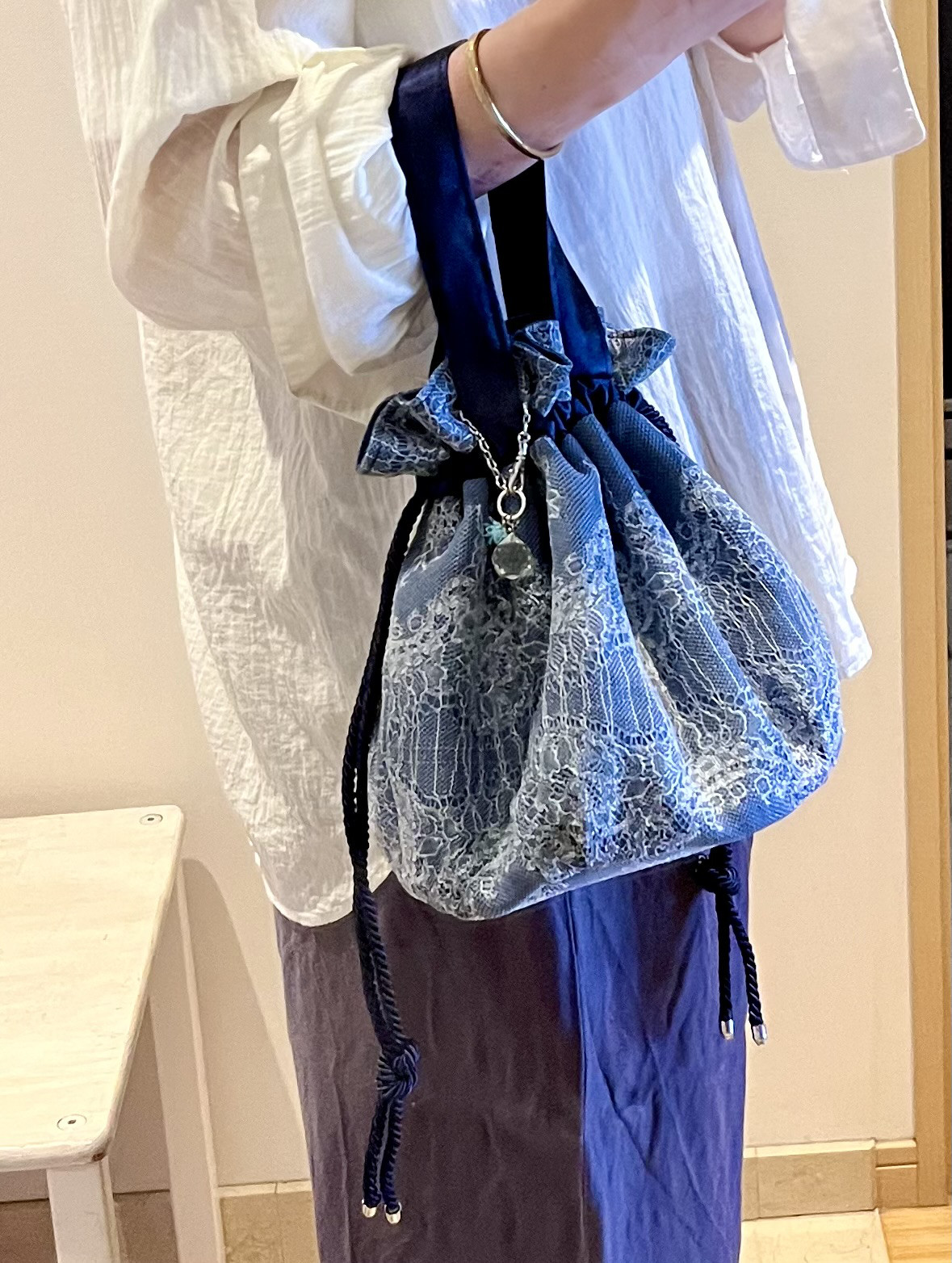 ＊Dress&spice＊レース巾着丸底バッグ　内側サテン　取り外し可能チャーム付き　レッドカラー