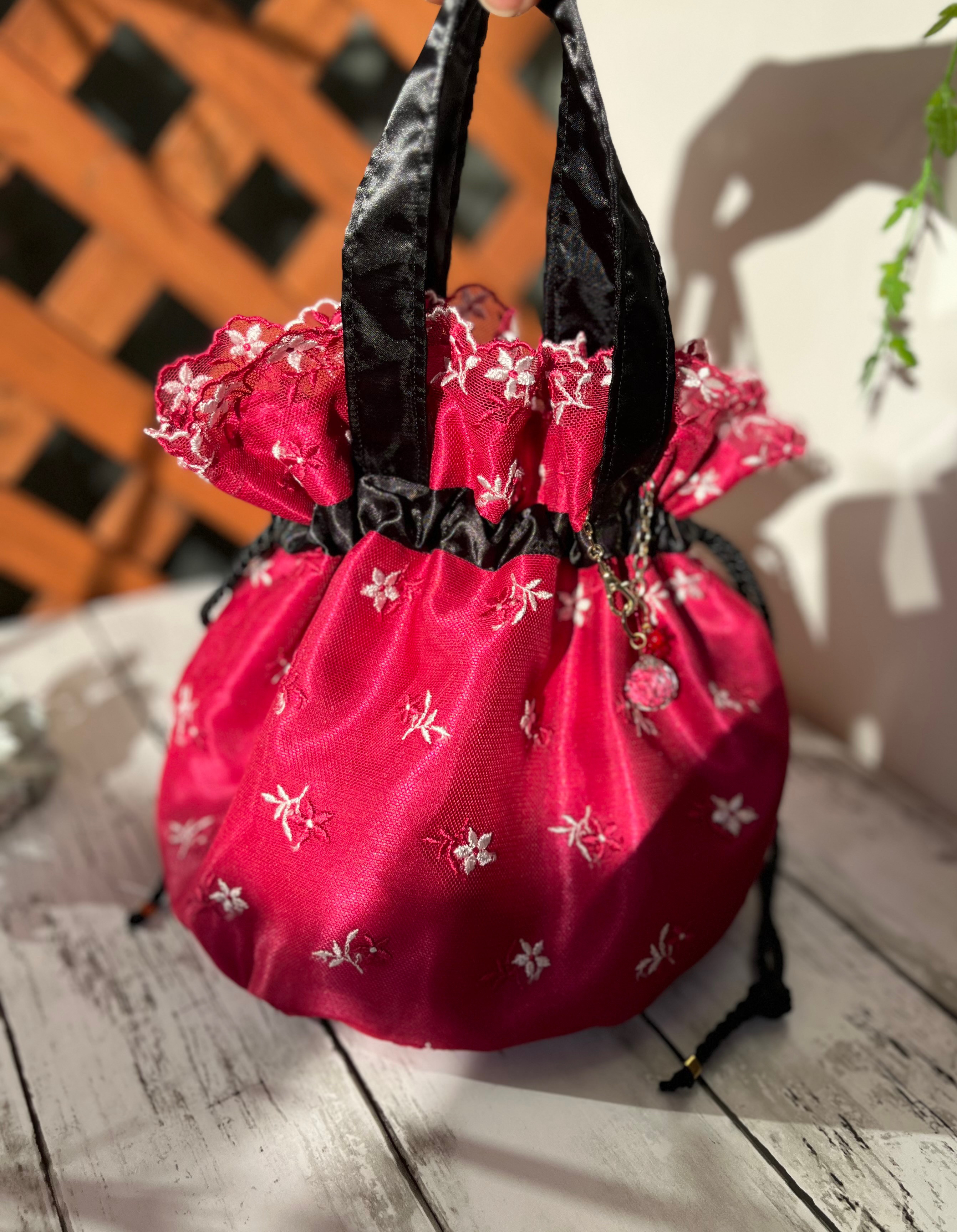 ＊Dress&spice＊レース巾着丸底バッグ　内側サテン　取り外し可能チャーム付き　レッドカラー