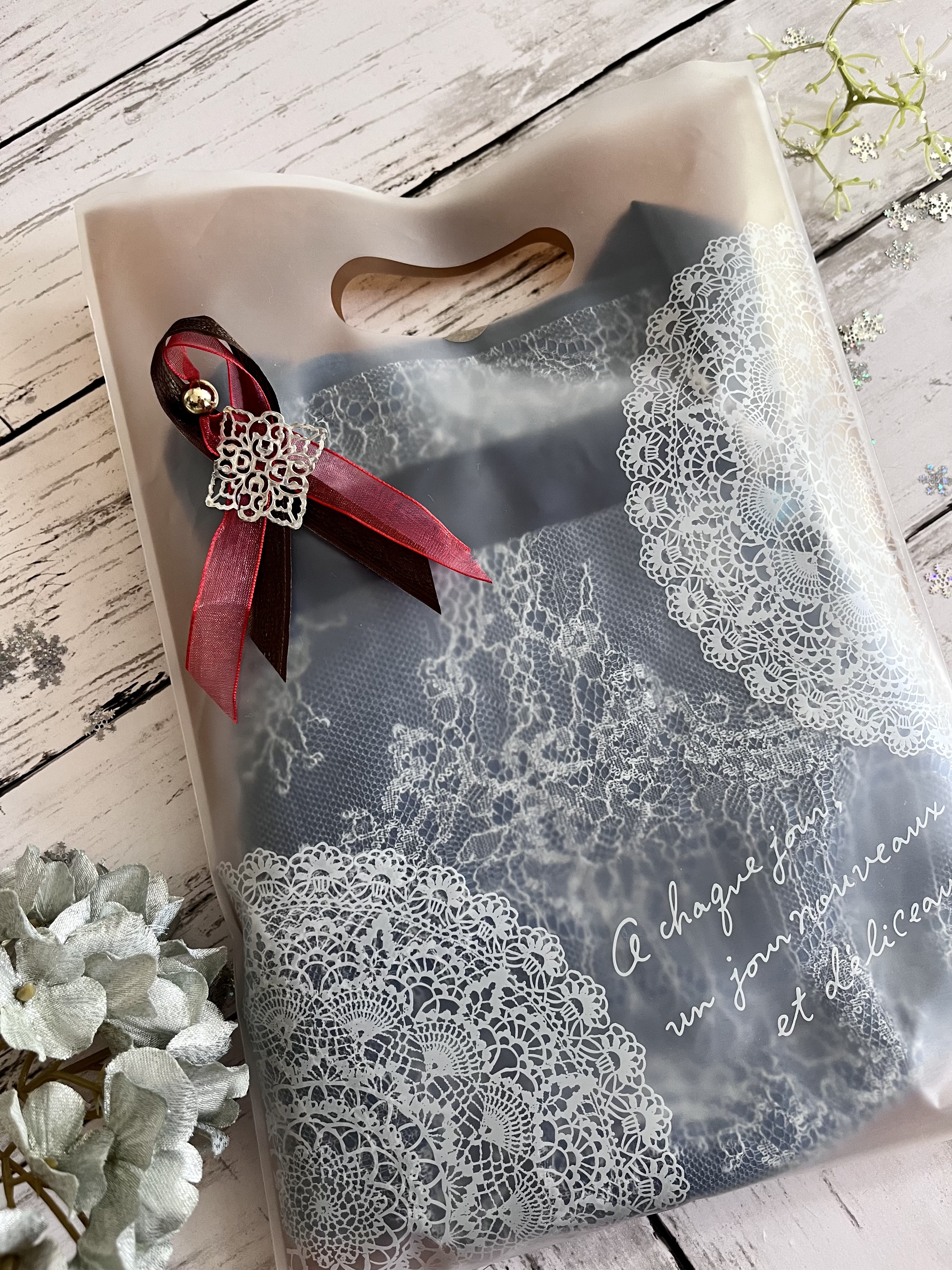 ＊Dress&spice＊レース巾着丸底バッグ　内側サテン　取り外し可能チャーム付き　レッドカラー