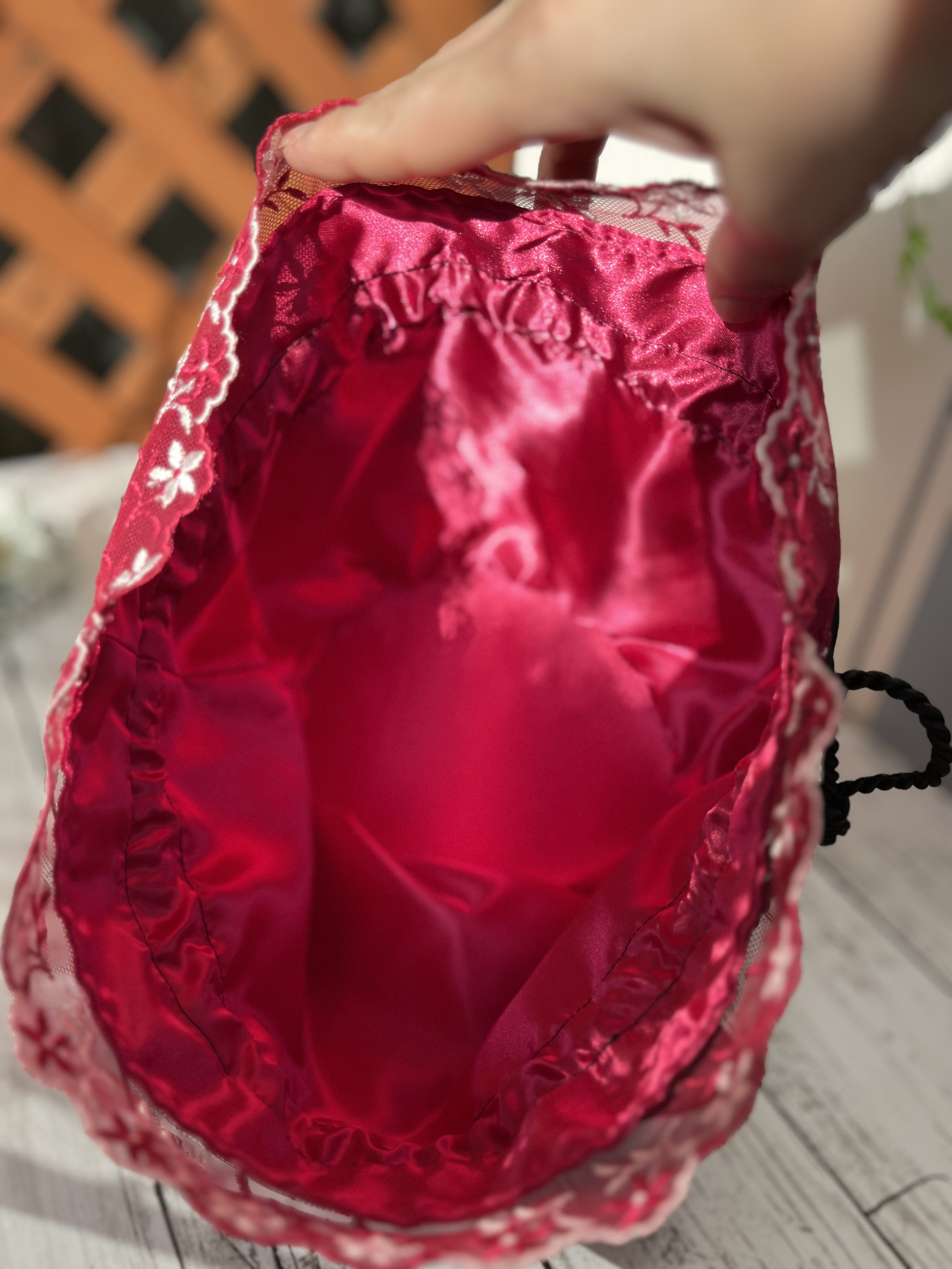 ＊Dress&spice＊レース巾着丸底バッグ　内側サテン　取り外し可能チャーム付き　レッドカラー