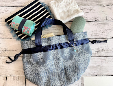 ＊Dress&spice＊レース巾着丸底バッグ　内側サテン　取り外し可能チャーム付き　レッドカラー