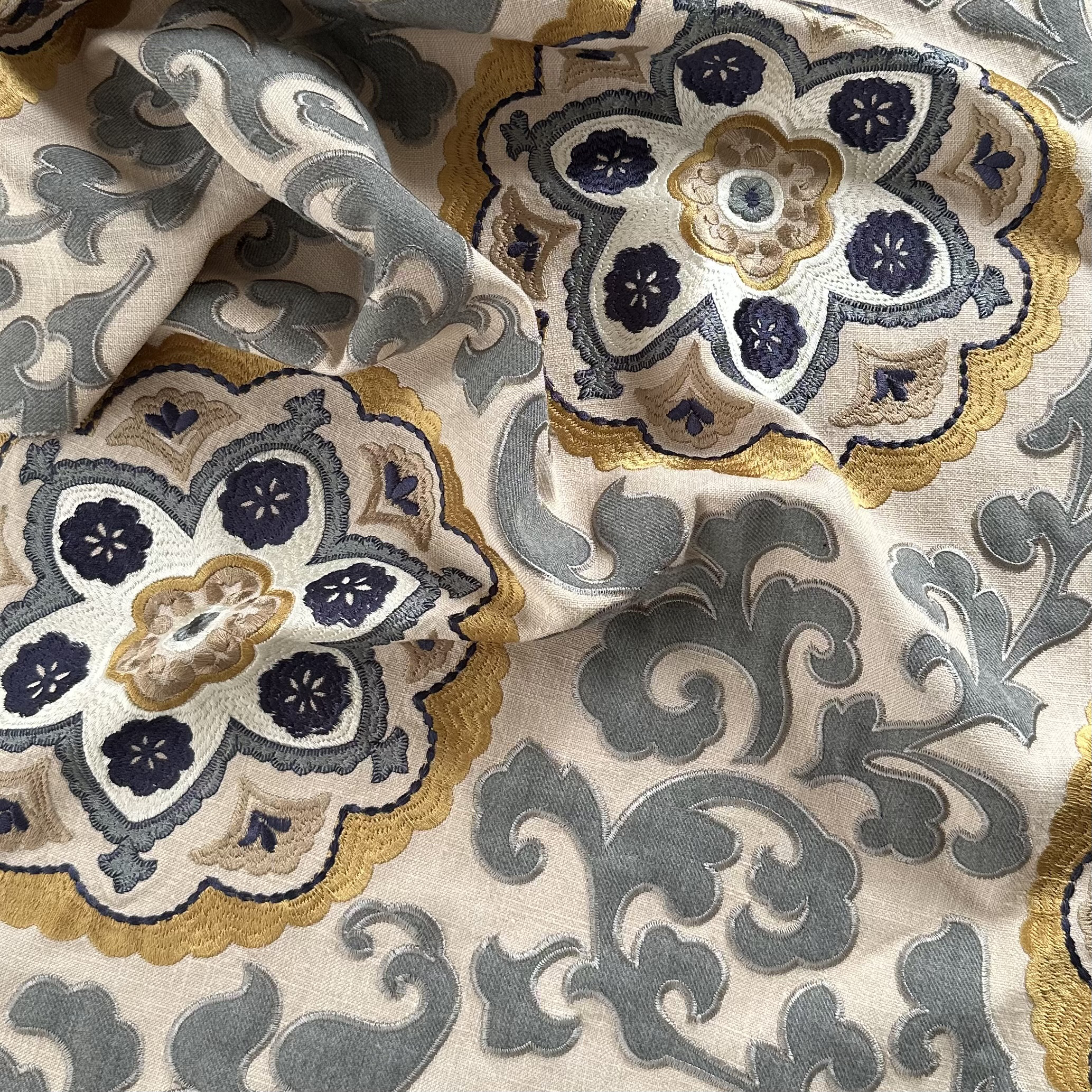 <SALE>輸入生地 USED品　ARSARI/INDIGO 約58㎝×77㎝ 刺繍 マンダラ模様