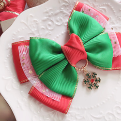 【送料無料】クリスマスリボン 緑×赤 雪の結晶チャーム リボンヘアアクセサリー クリスマス クリスマスプレゼント 3枚目の画像