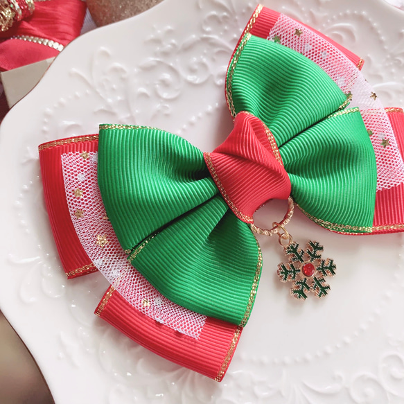 【送料無料】クリスマスリボン 緑×赤 雪の結晶チャーム リボンヘアアクセサリー クリスマス クリスマスプレゼント 3枚目の画像