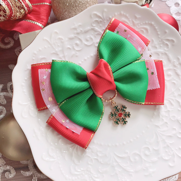 【送料無料】クリスマスリボン 緑×赤 雪の結晶チャーム リボンヘアアクセサリー クリスマス クリスマスプレゼント 2枚目の画像