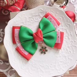 【送料無料】クリスマスリボン 緑×赤 雪の結晶チャーム リボンヘアアクセサリー クリスマス クリスマスプレゼント 1枚目の画像