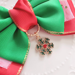 【送料無料】クリスマスリボン 緑×赤 雪の結晶チャーム リボンヘアアクセサリー クリスマス クリスマスプレゼント 4枚目の画像