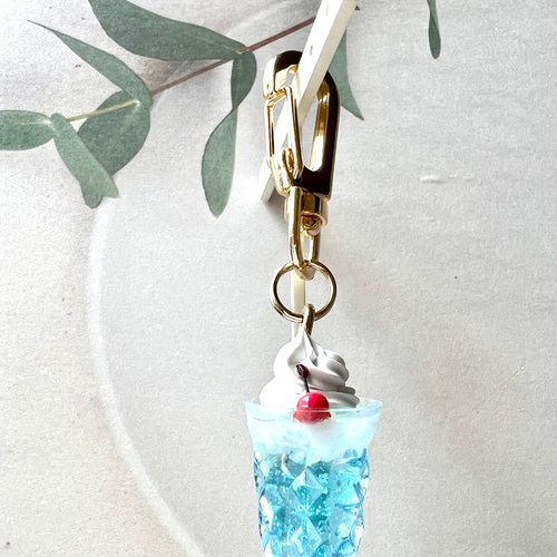 クリームソーダ　チェーンキーホルダー　超美品　展示のみ クリームソーダ】水色 キーホルダー バッグチャーム ミニチュアフード